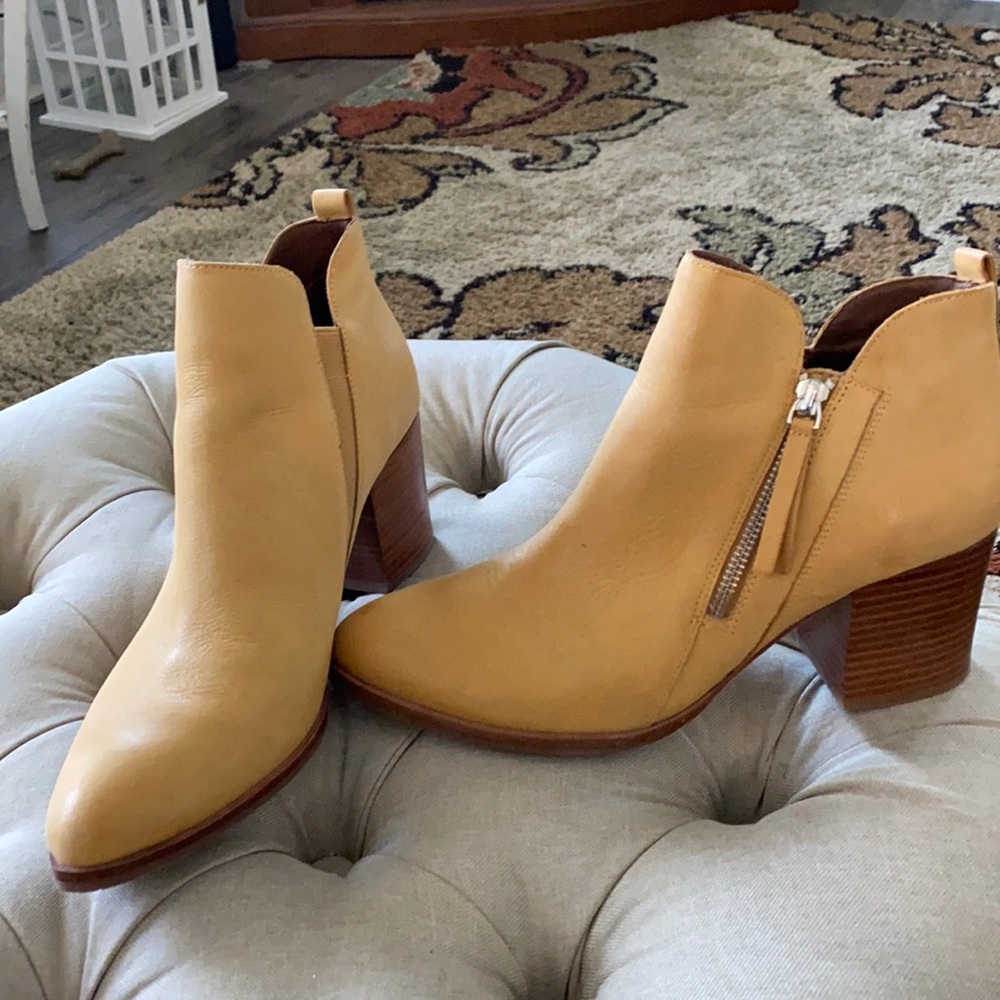 Donald Pliner Boots
